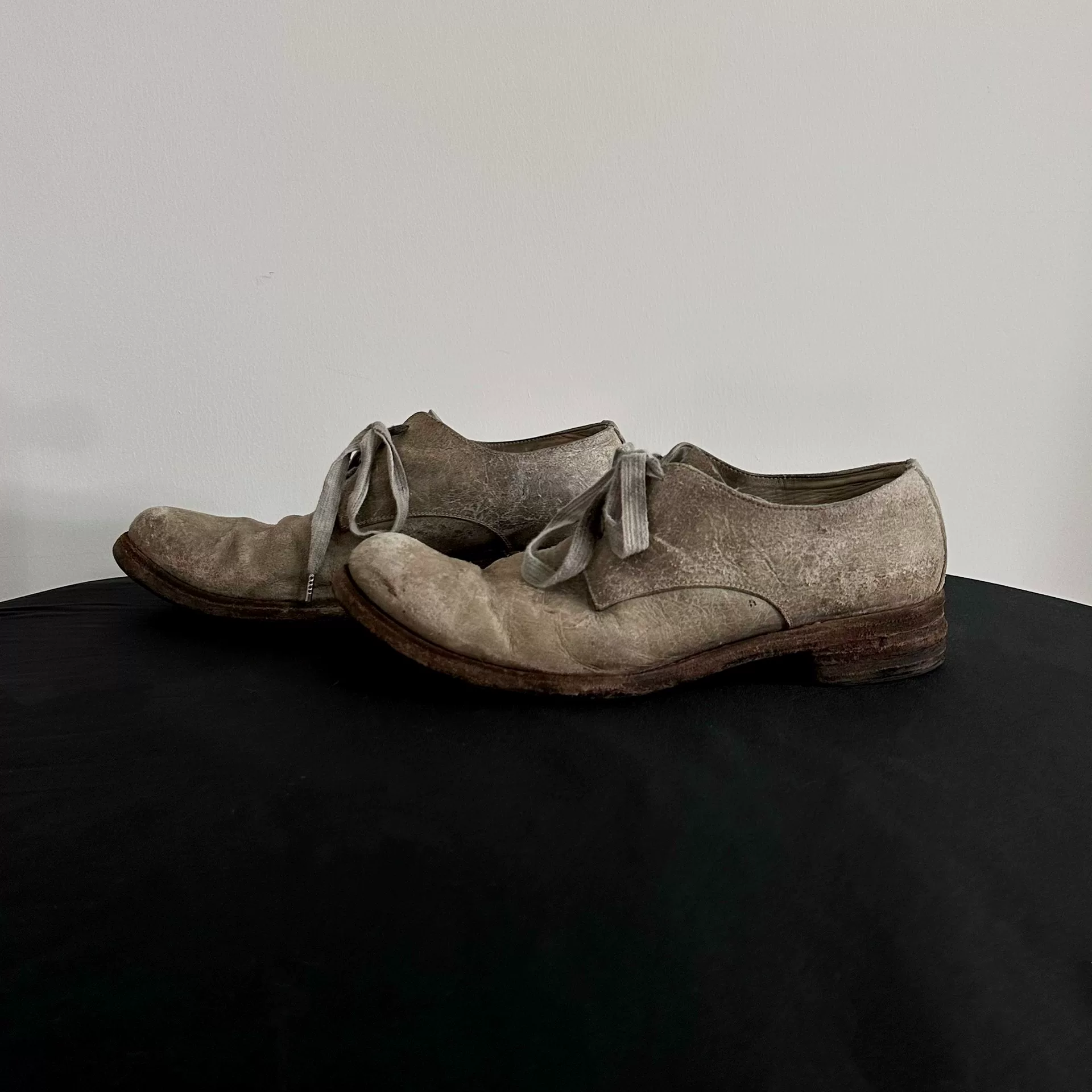 Stone-washed Gray Leather Derby — detail
