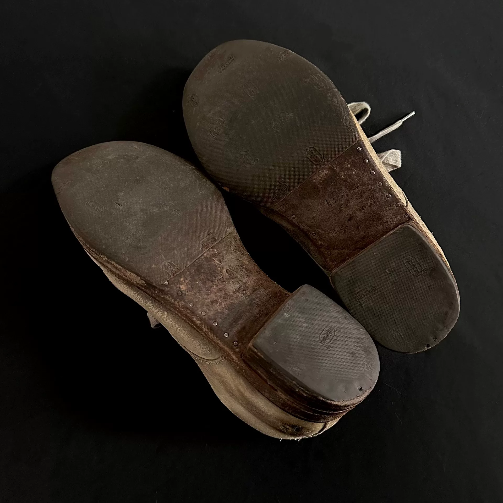Stone-washed Gray Leather Derby — label