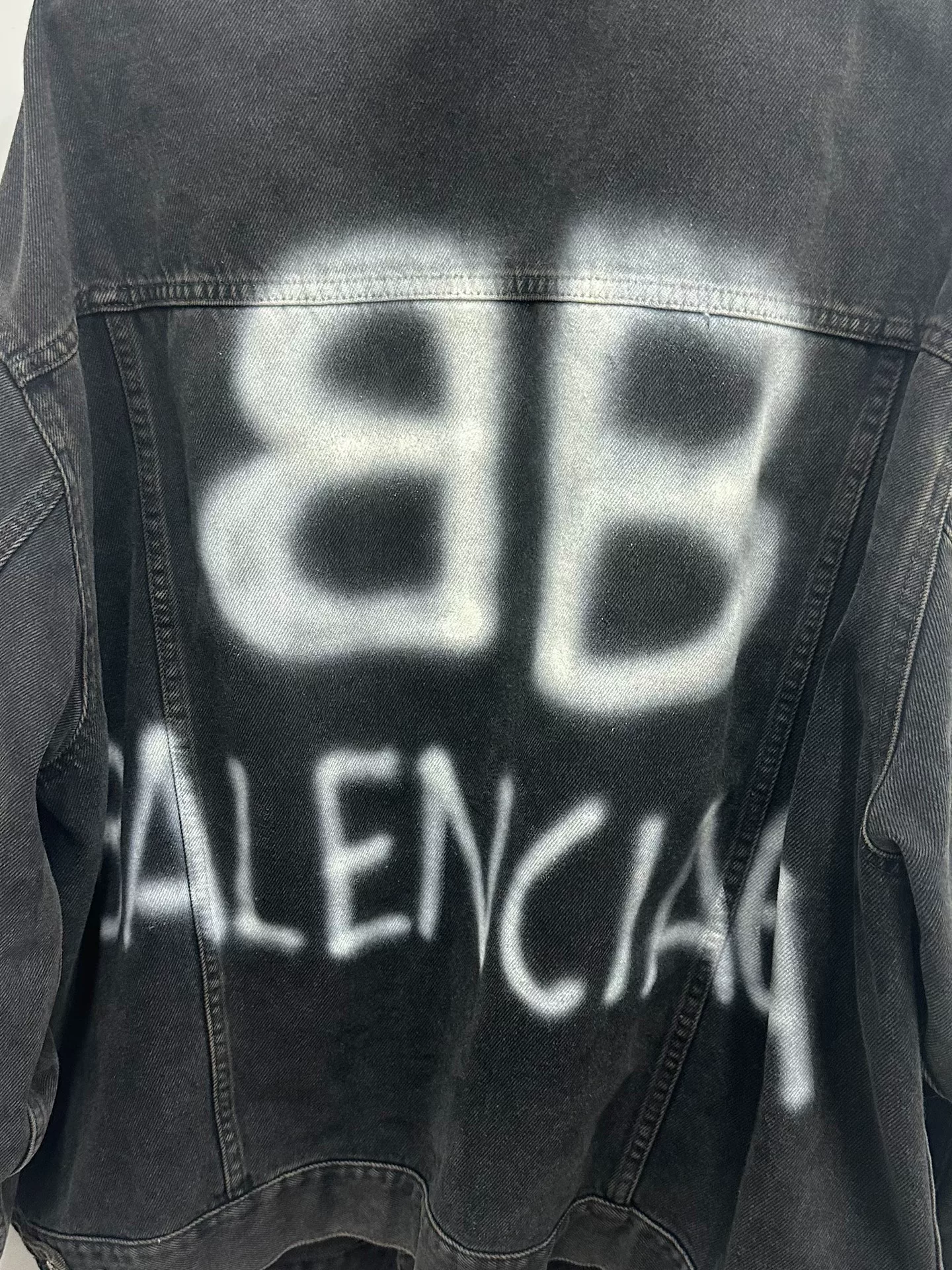 Balenciaga 22ss Spray-Painted BB Oversized Denim Jacket — detail