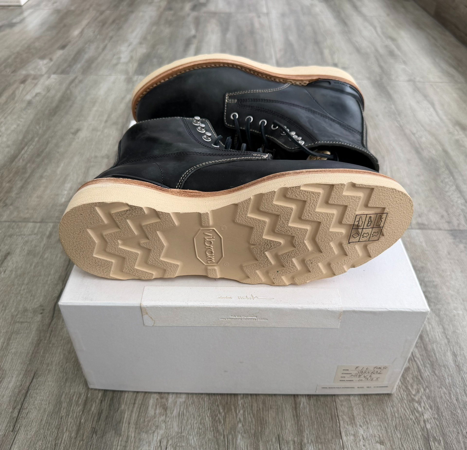 VISVIM VIRGIL BOOT-FOLK (HORSEHIDE) — label