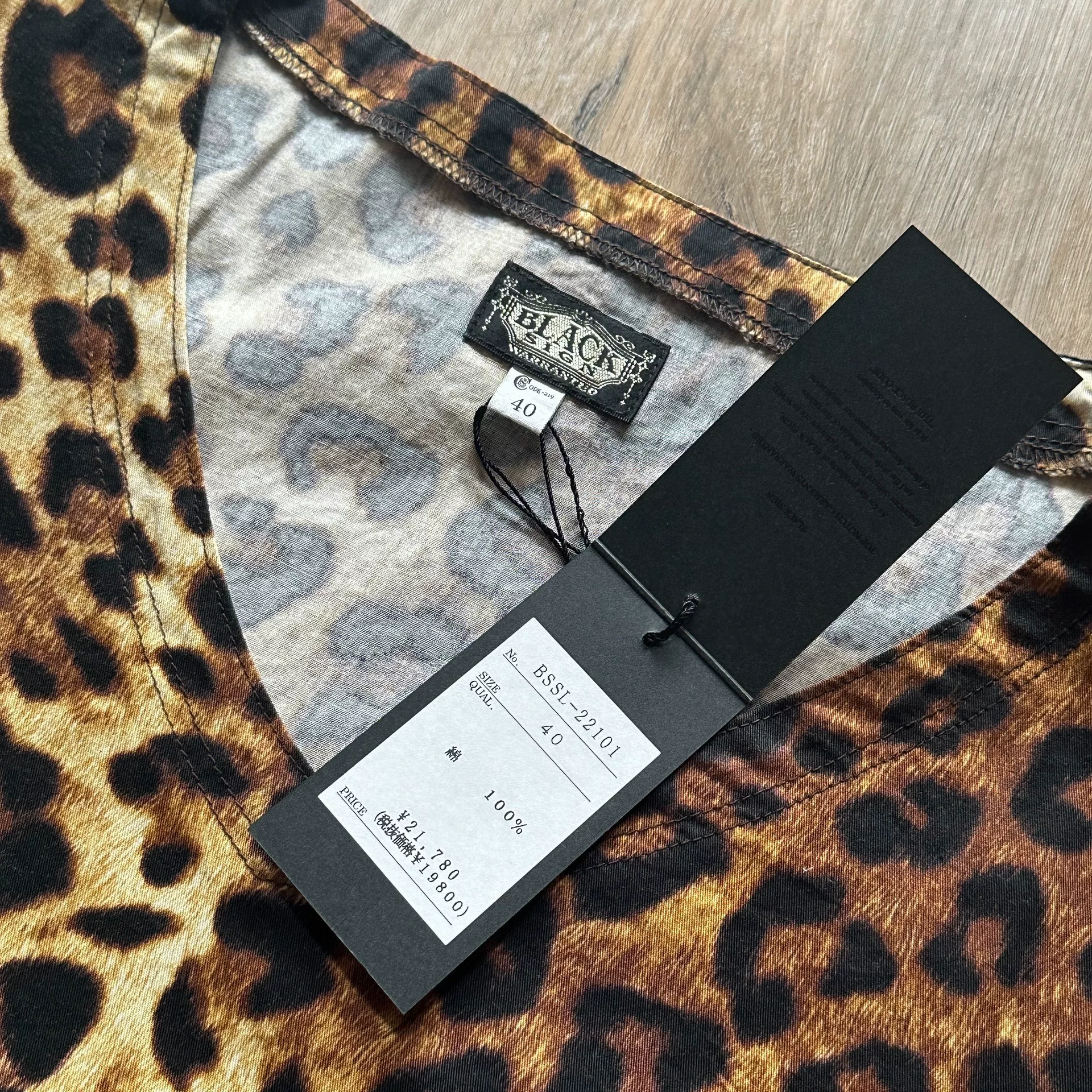 Black Sign Leopard Print 3/4 Sleeve — front