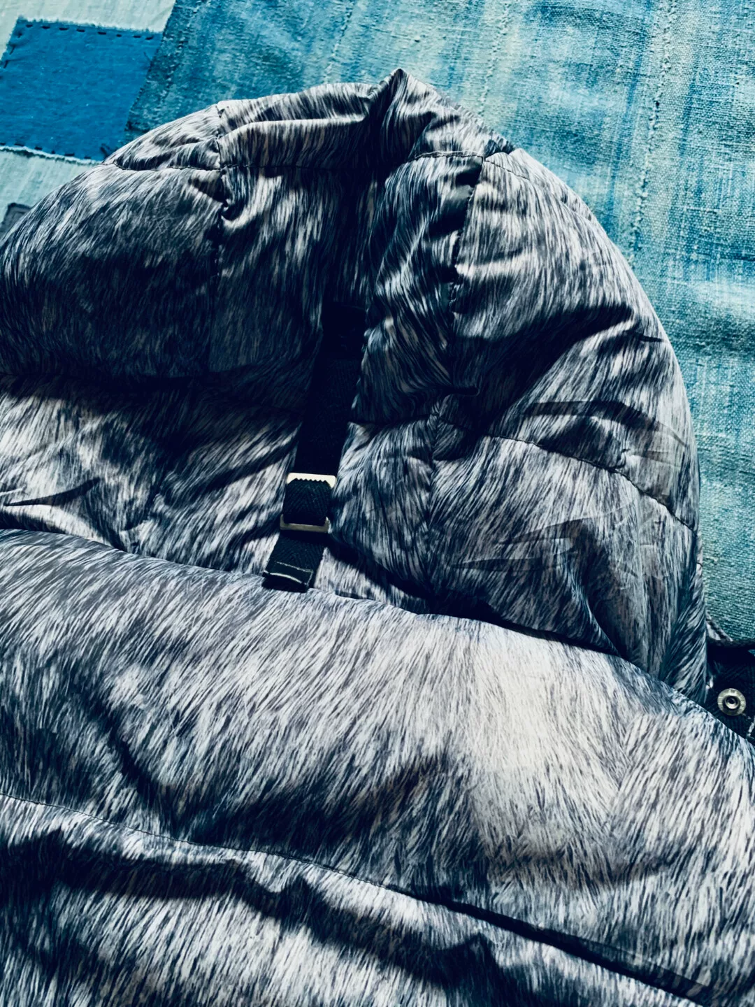 Uniform Experiment Fur Printed Down Jacket — label