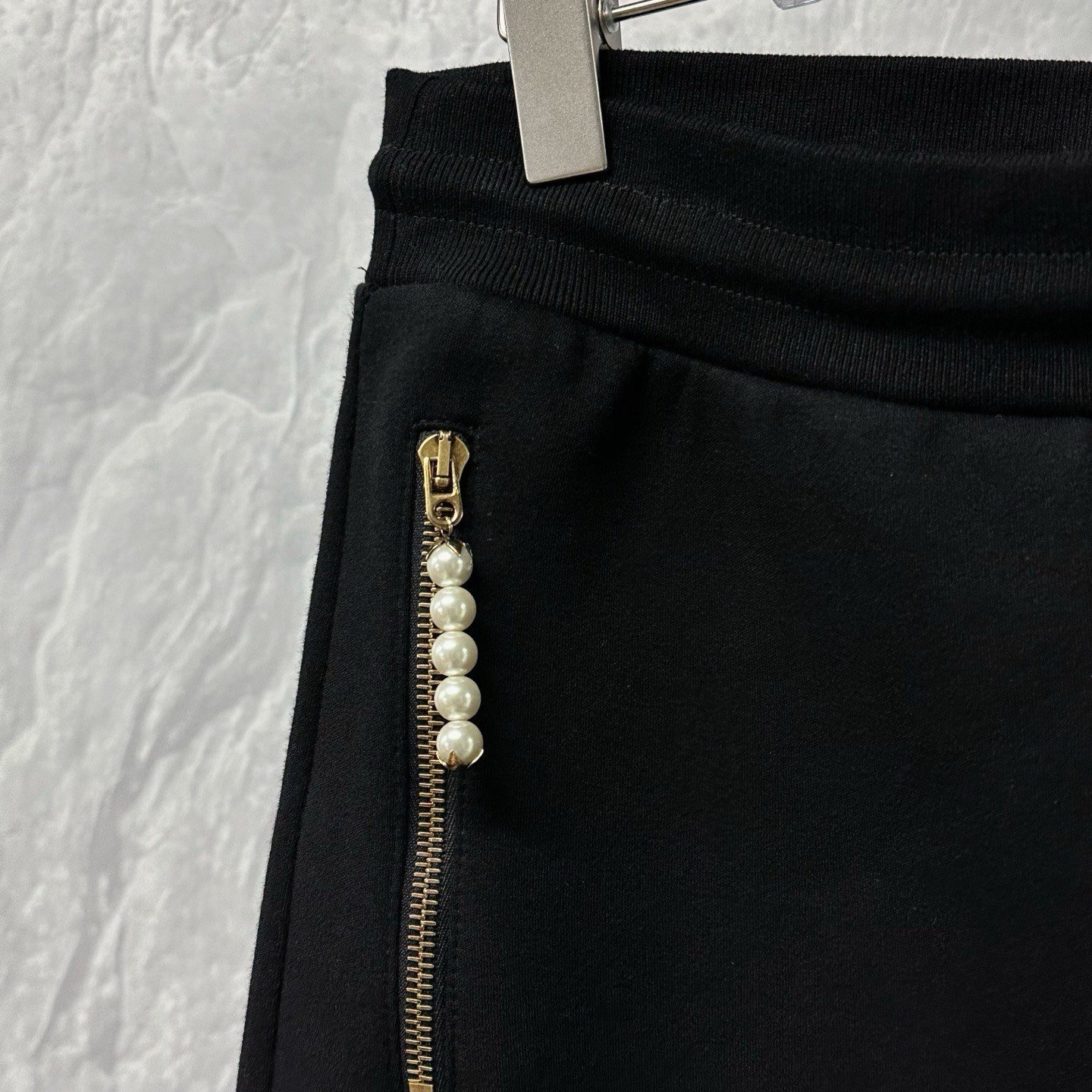 Louis Vuitton SS25 Pharrell Pearl Zip Shorts XXL — detail