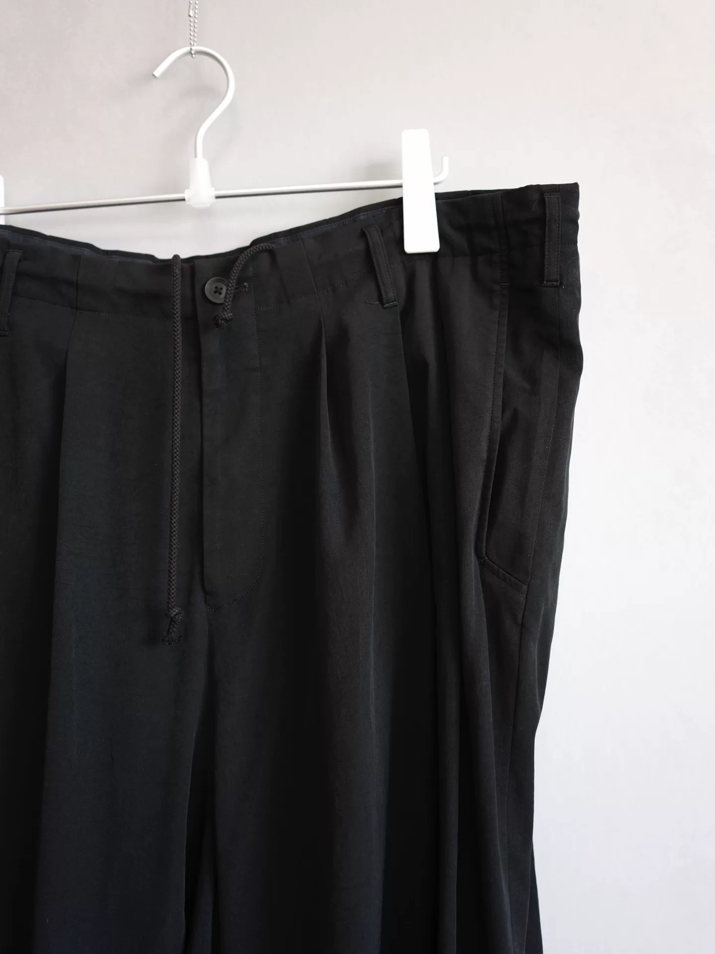 Yohji Yamamoto 21SS 12-Pleat Triacetate Pants — detail