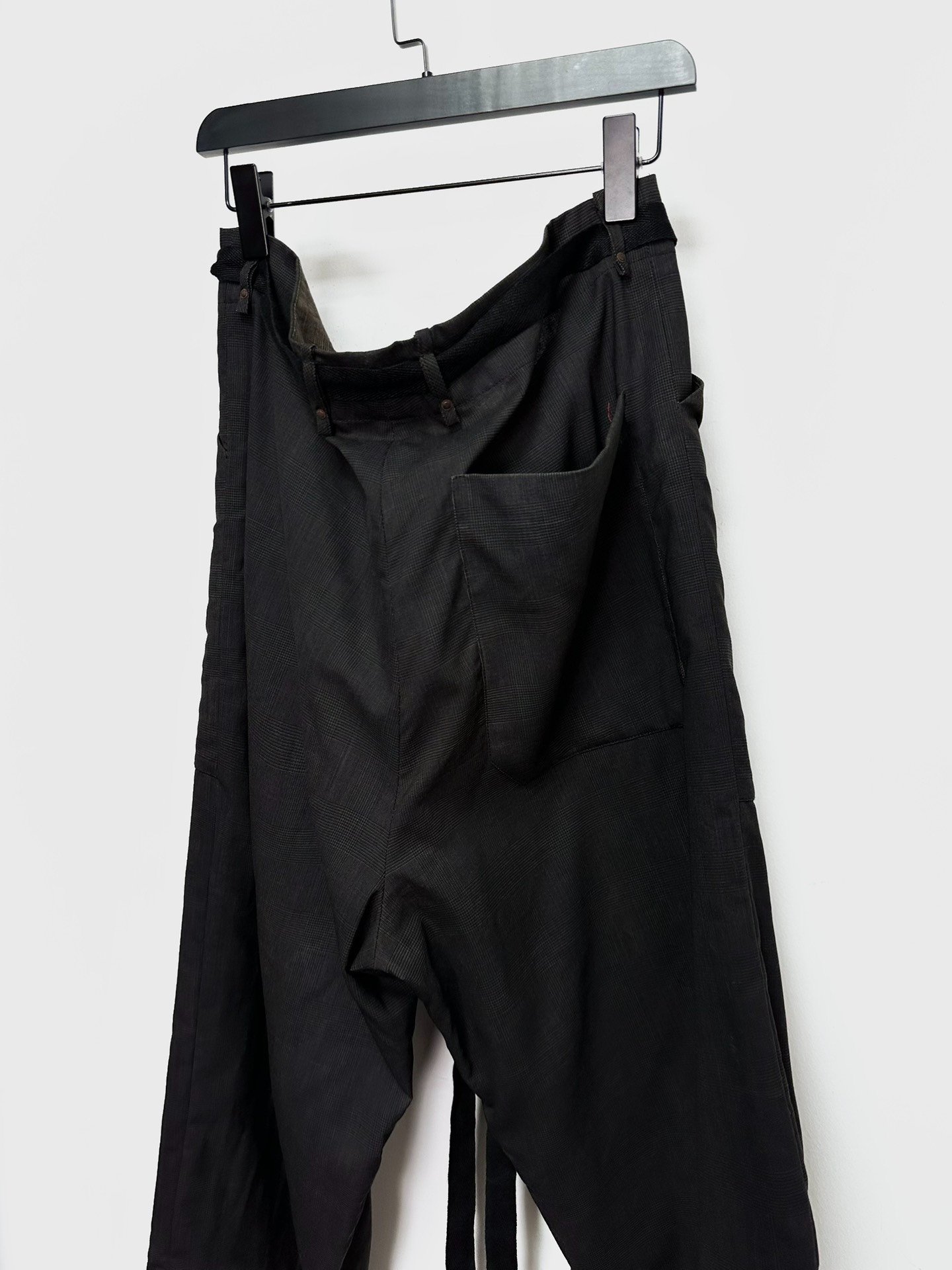 BIEK VERSTAPPEN Antique Wool Wide-Leg Pants — label