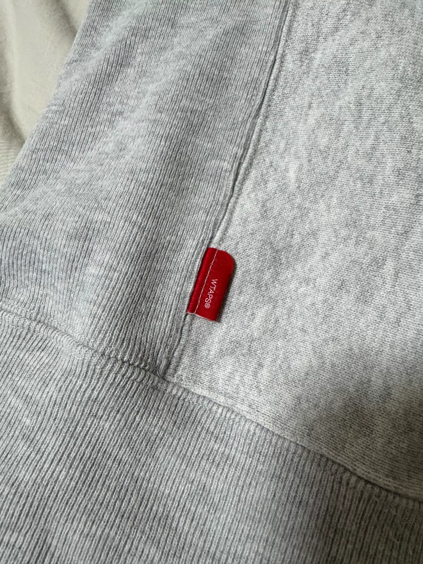 WTAPS 17AW Gray Round-Neck Sweatshirt — label