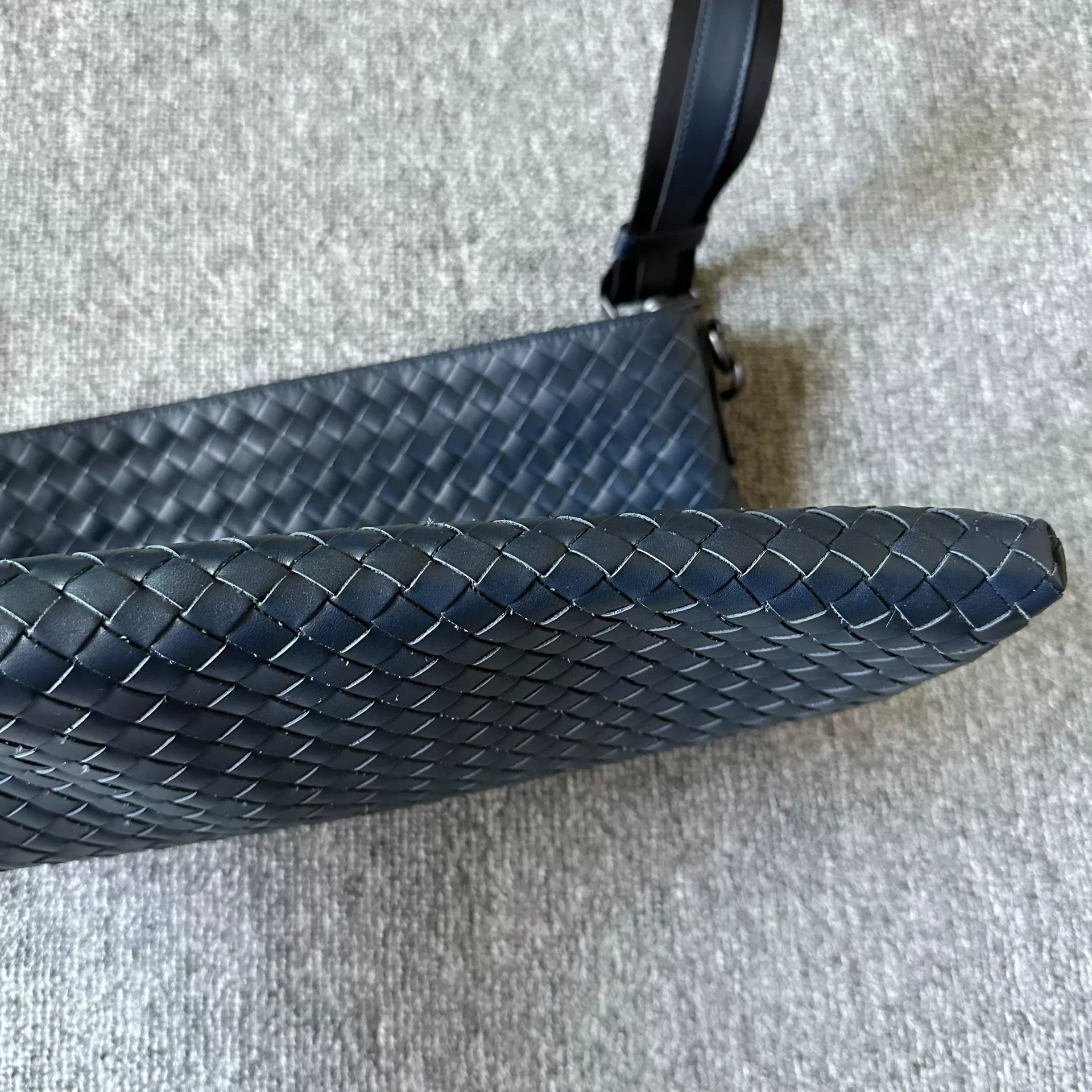 Bottega Veneta Black Woven Crossbody Bag — detail