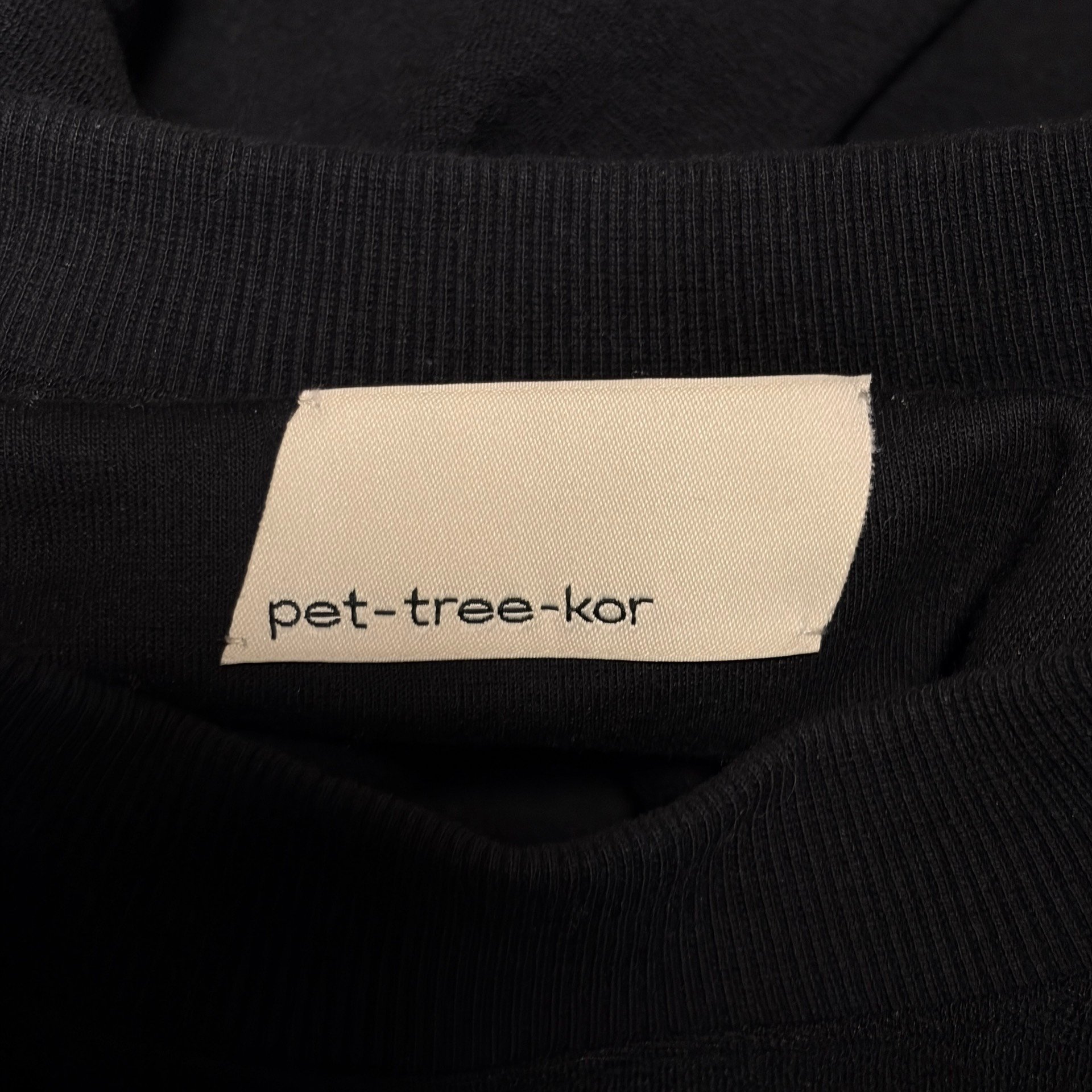 pet-tree-kor 24SS Thorn Rose T-shirt — label