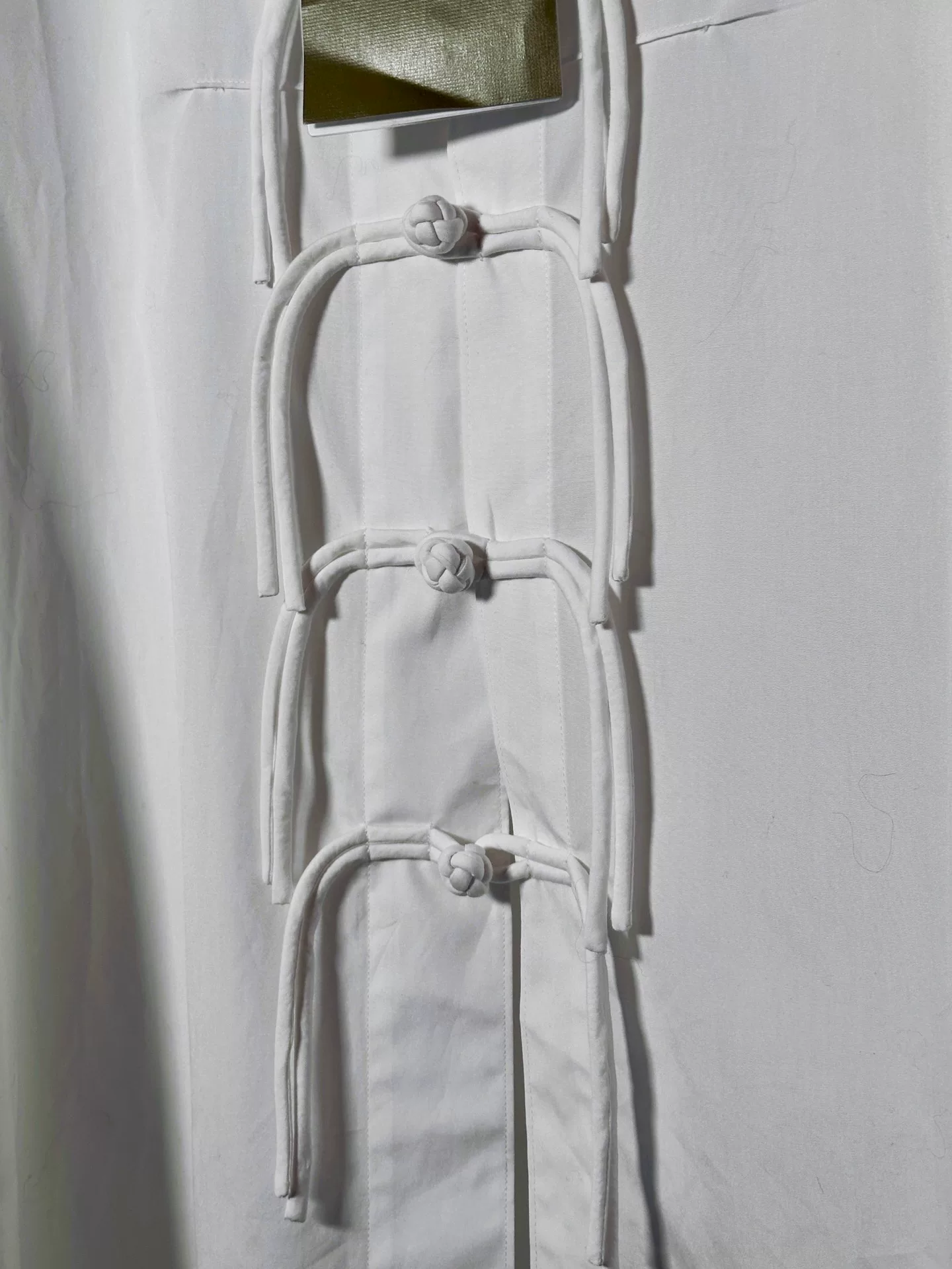Yohji Yamamoto 22SS White Frog Button Shirt — detail