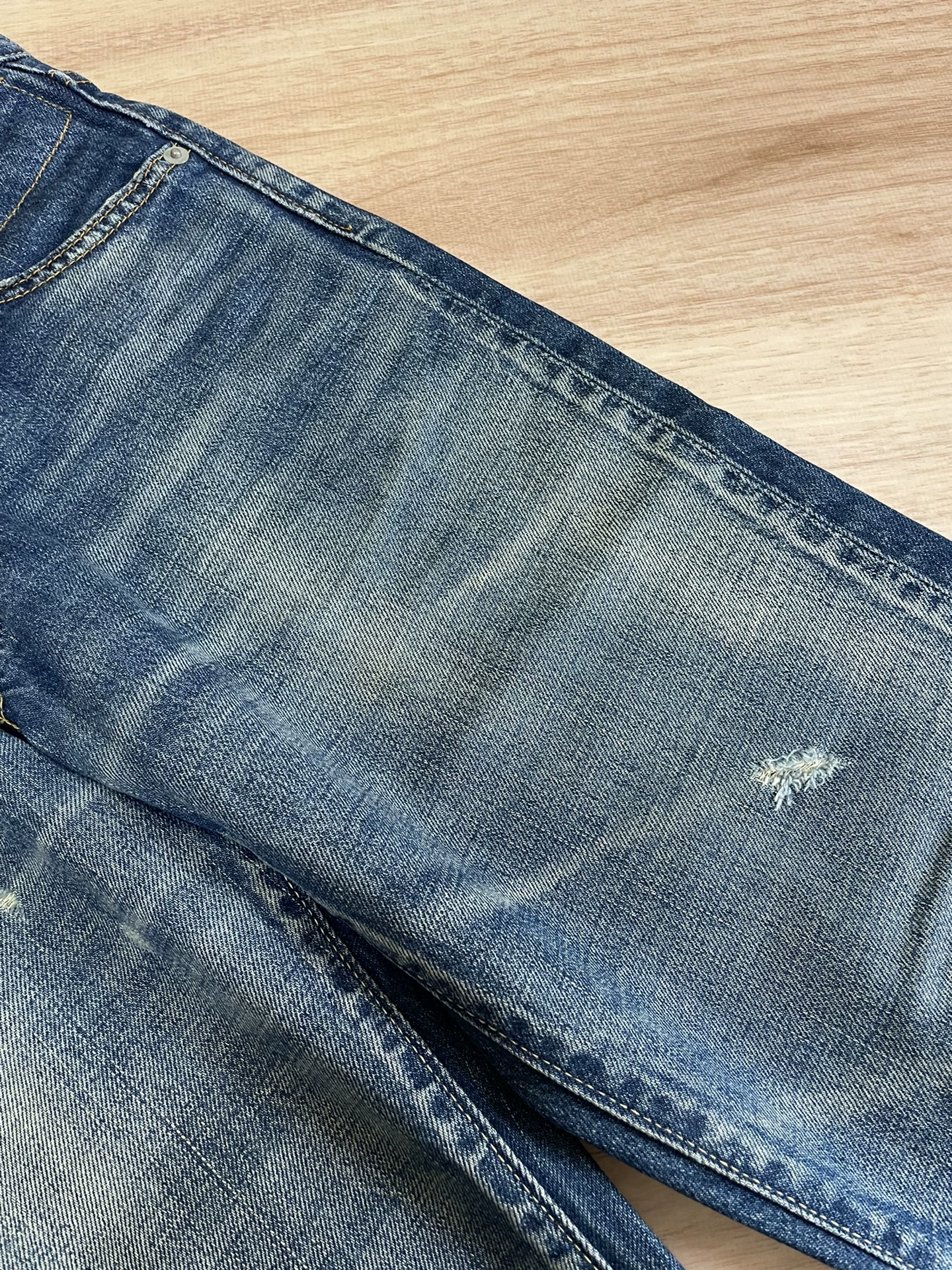 VISVIM 04D5 SOCIAL SCULPTURE DAMAGED-5 Washed Distressed Jeans — label