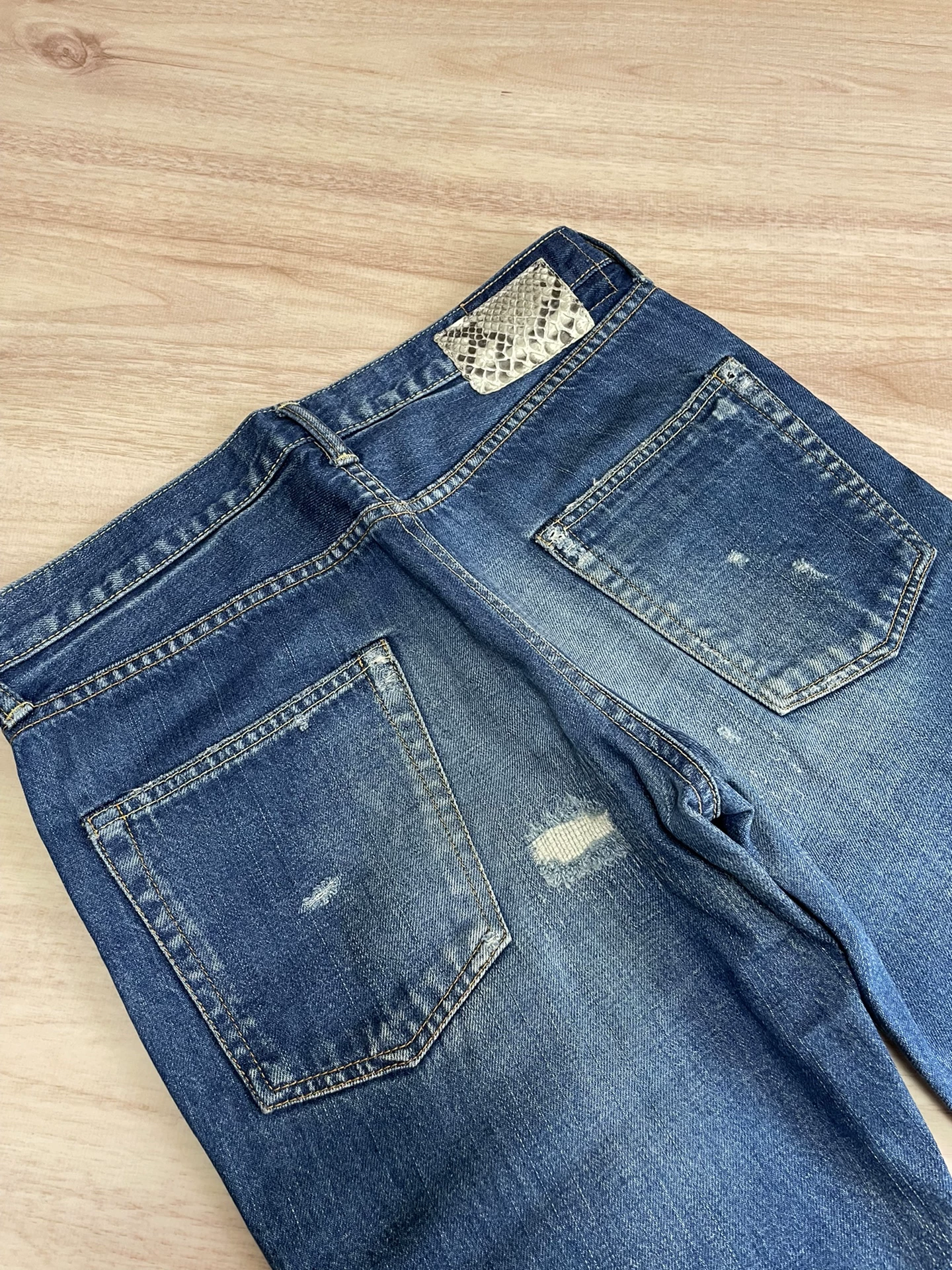 VISVIM 04D5 SOCIAL SCULPTURE DAMAGED-5 Washed Distressed Jeans — detail