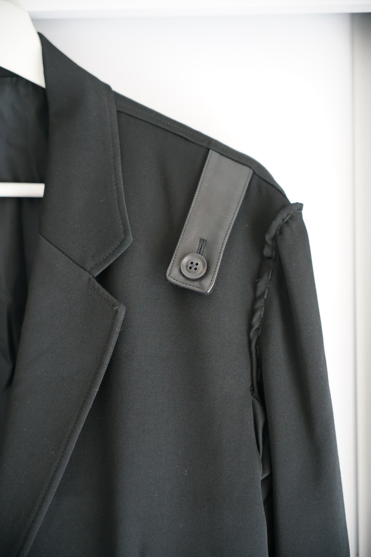 Yohji Yamamoto 17AW Pleated Leather Suit — detail