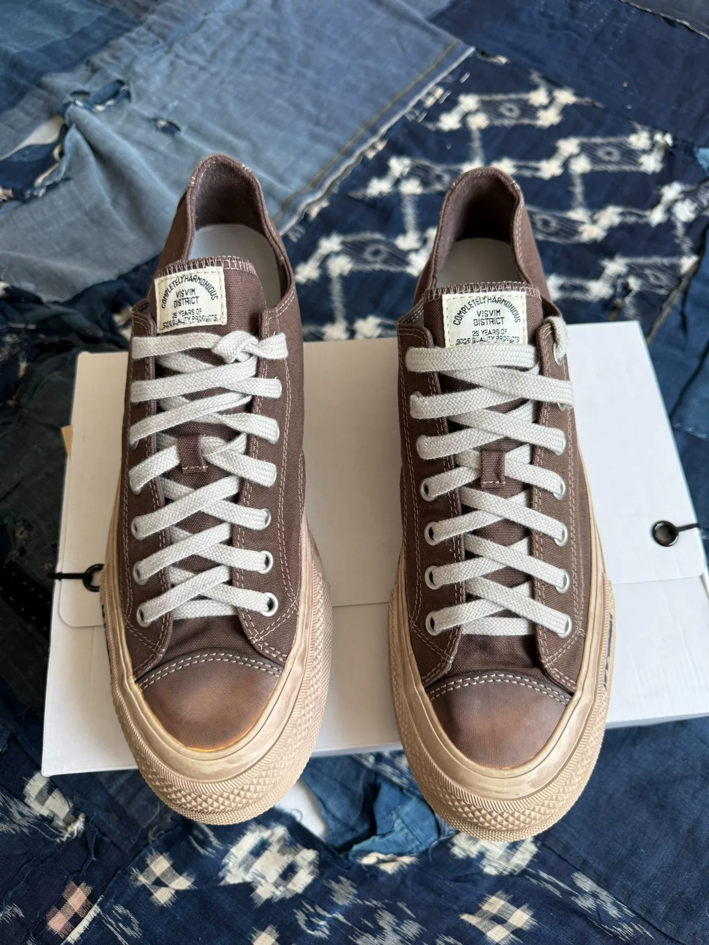VISVIM 25AW Skagway LO Mud-Dyed Canvas Sneakers — label