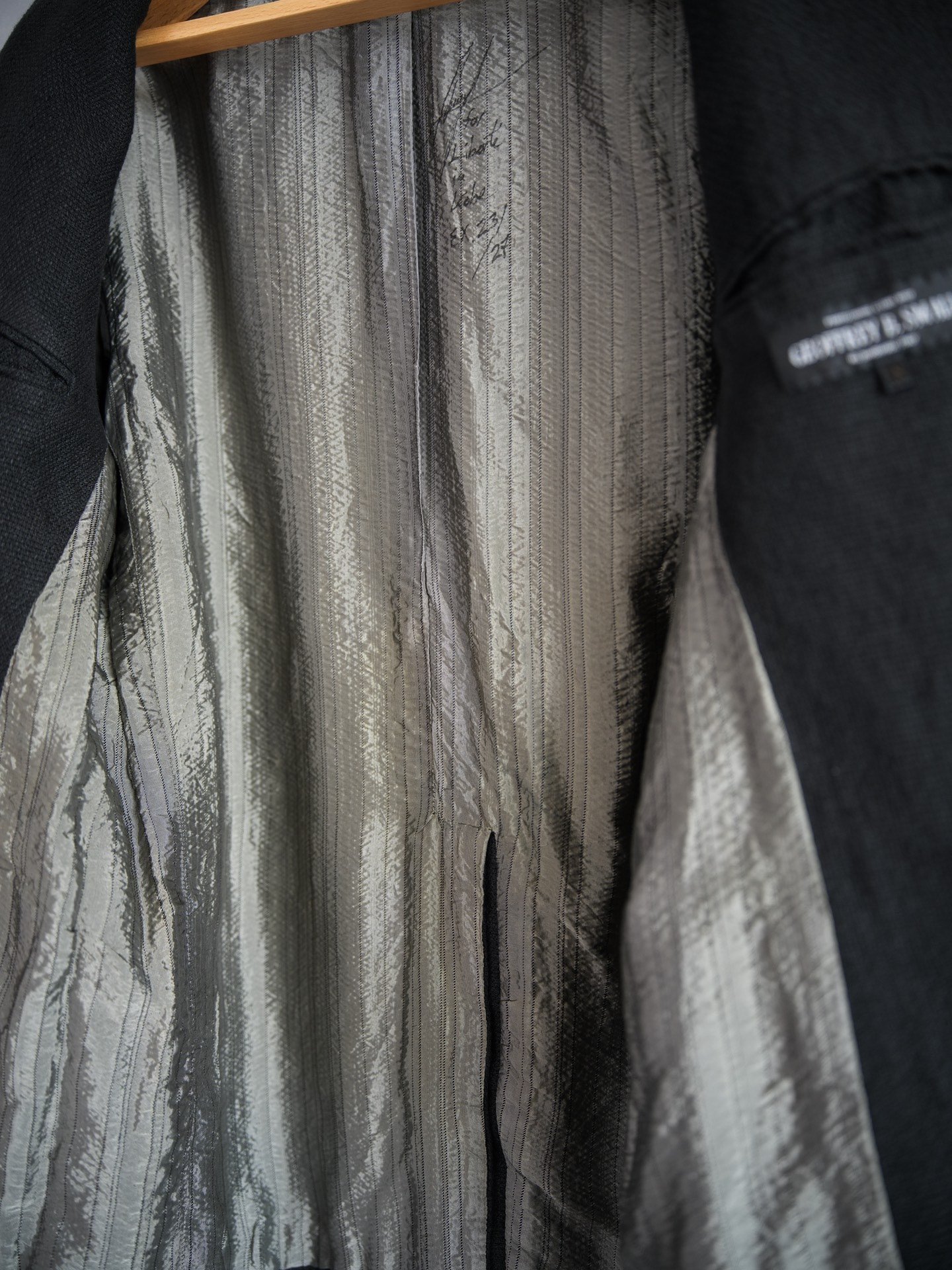 Geoffrey b.small Carved Button Suit — detail