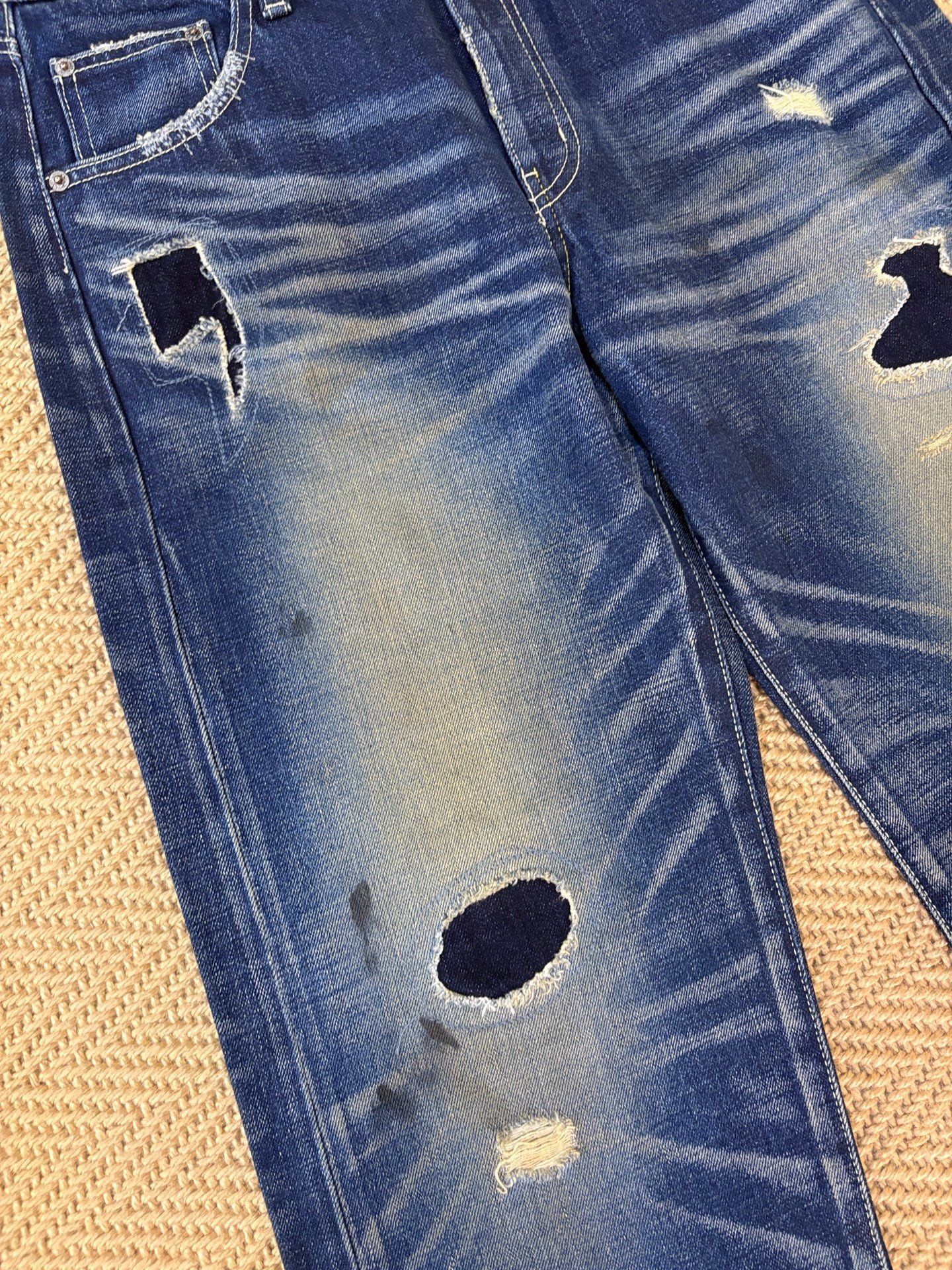 NEIGHBORHOOD 06 KNEEL Distressed Jeans — label