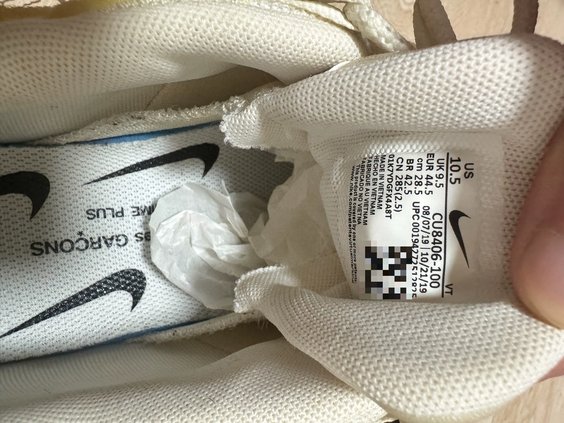 CDG x Nike AirMax95 Sneakers — label