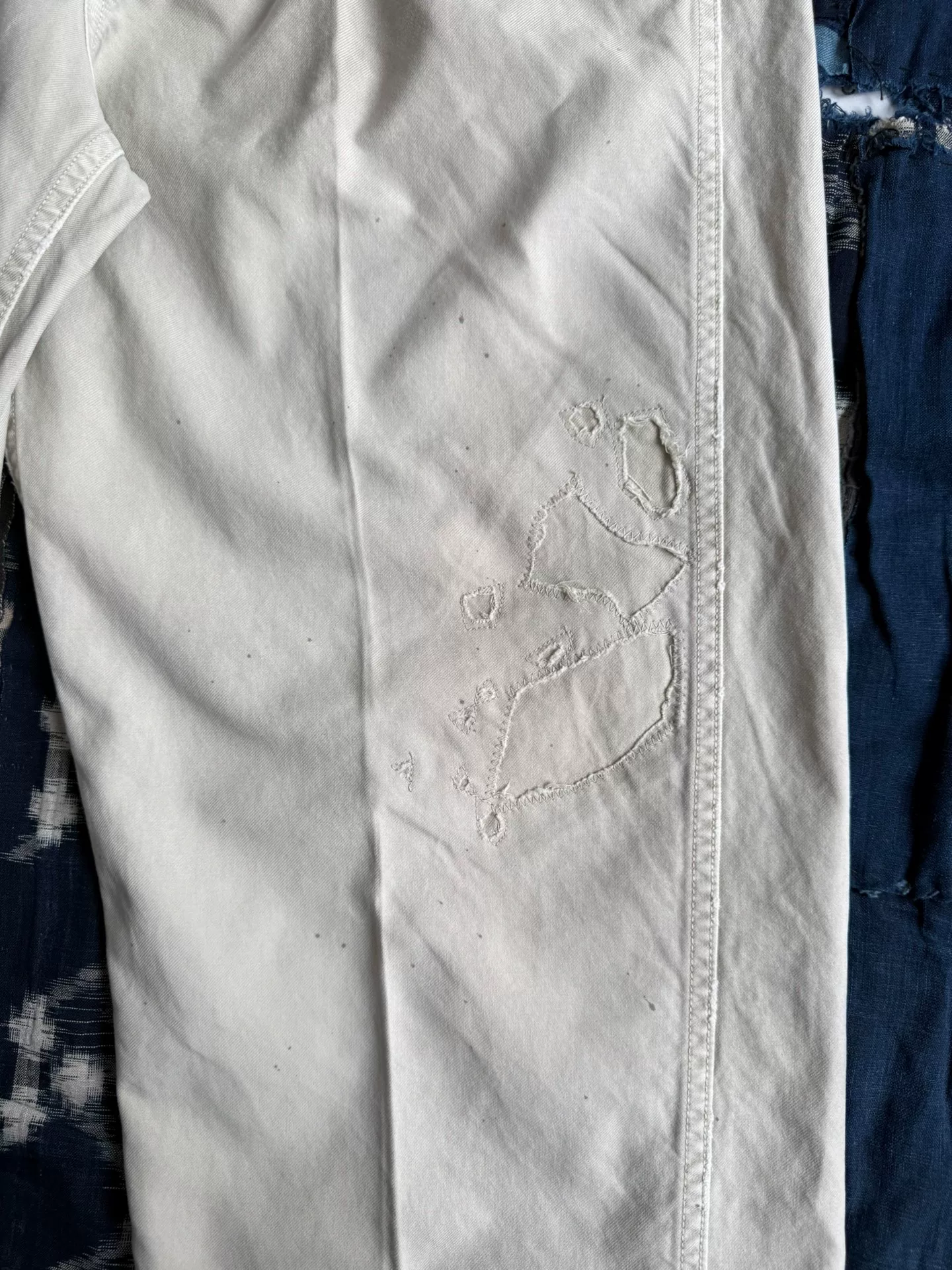 VISVIM 25AW CRASH CHINO PANTS — label