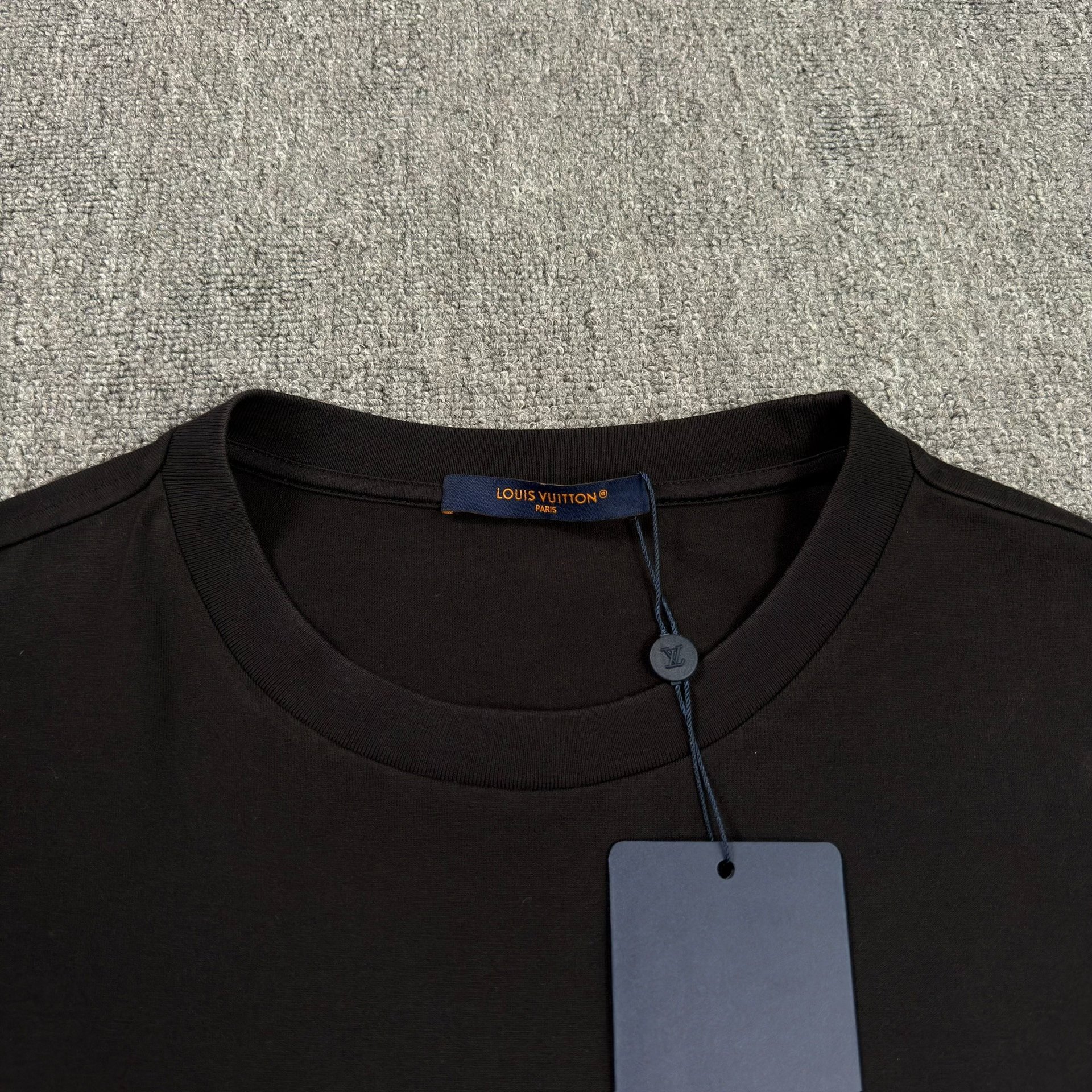 Louis Vuitton Gradient Monogram Black T-Shirt — detail