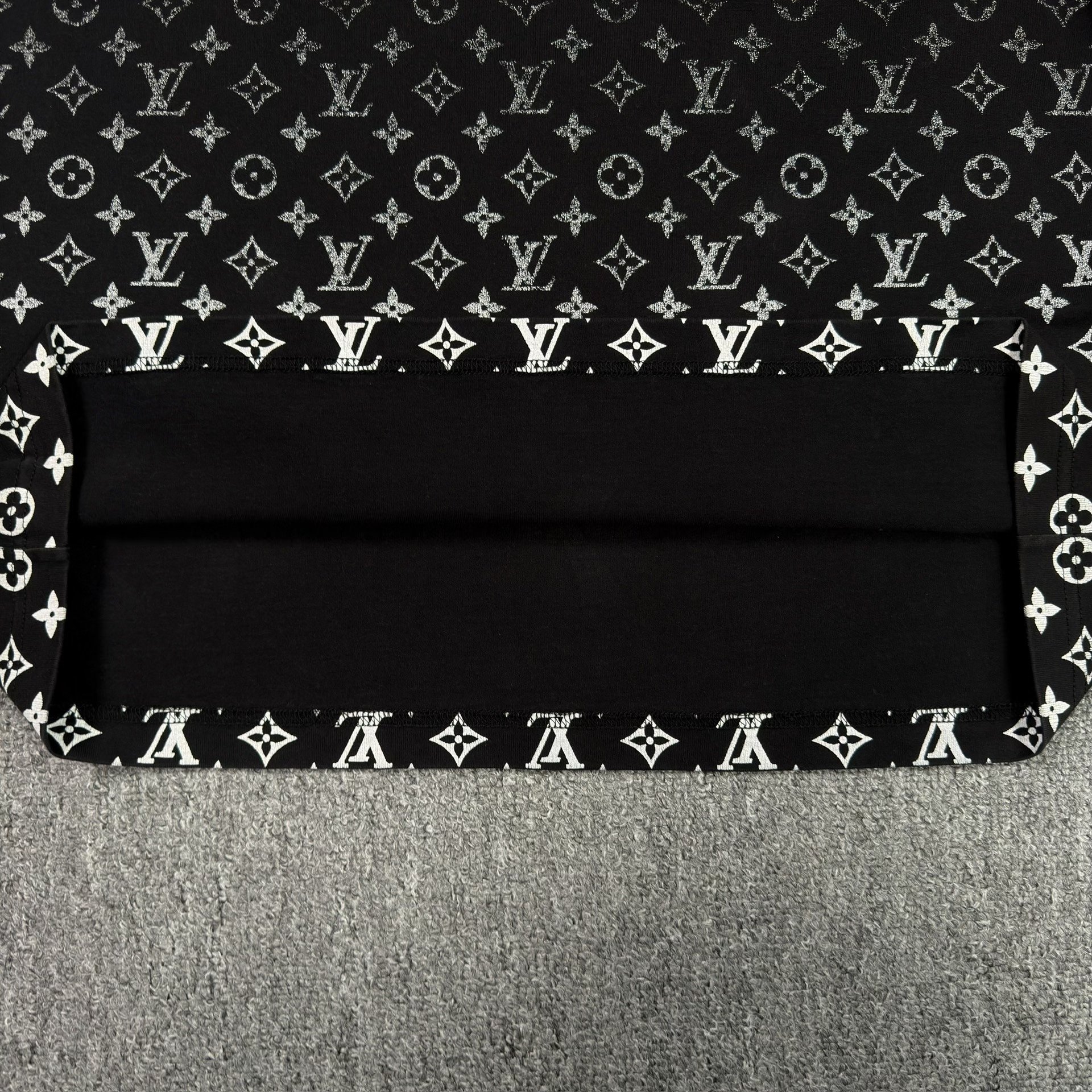 Louis Vuitton Gradient Monogram Black T-Shirt — label