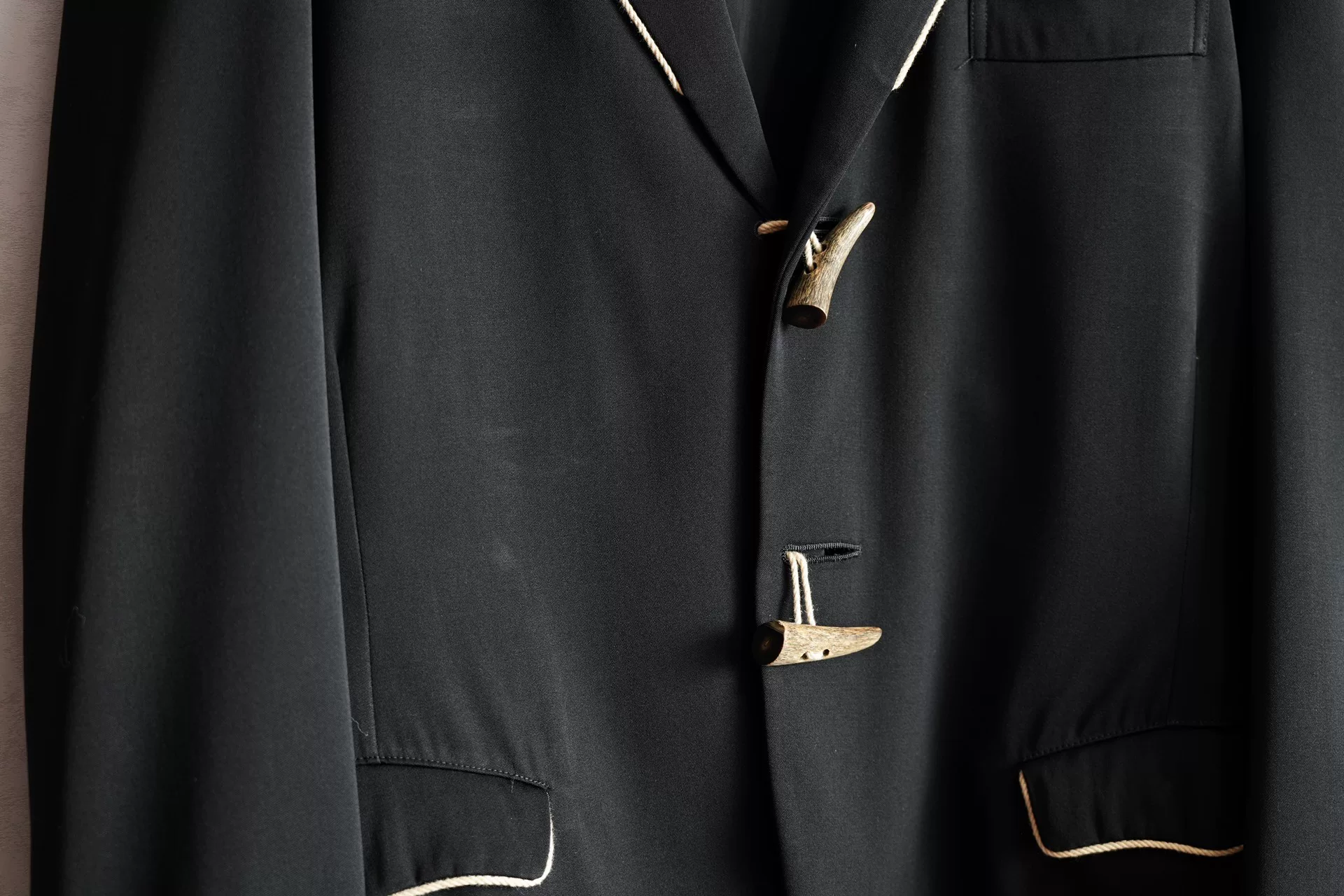 Yohji Yamamoto 87AW Horn Button Jacket — detail
